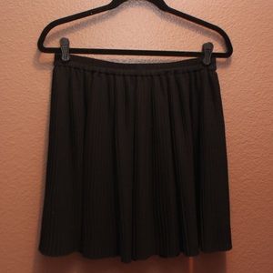 PLEATED BLACK SKIRT